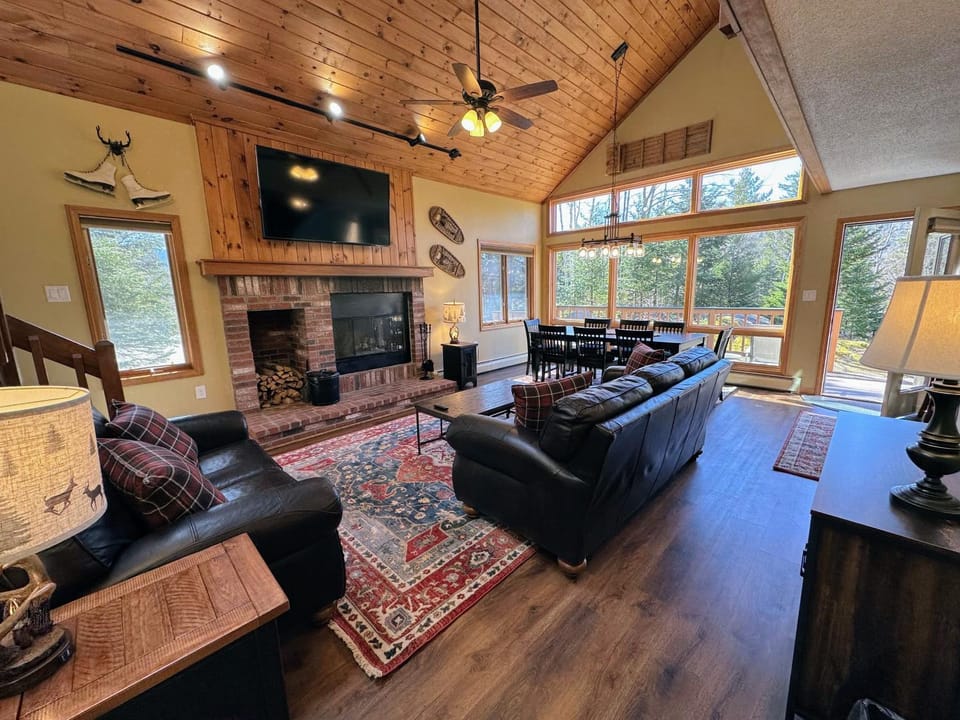New Property! Updated 3 bed 3 bath condo with mountain ski slope views in Bretton Woods House in Carroll