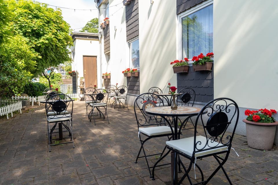 Restaurant/places to eat, Garden, Balcony/Terrace