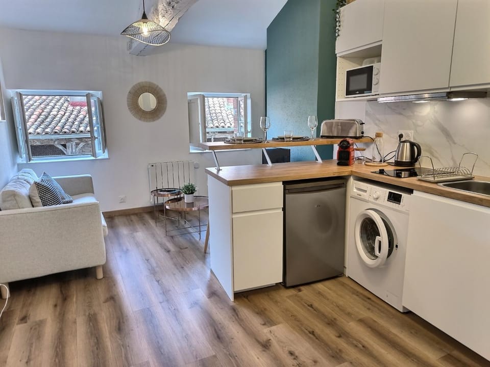 Coffee/tea facilities, Kitchen or kitchenette, Living room, Dining area, minibar, toaster