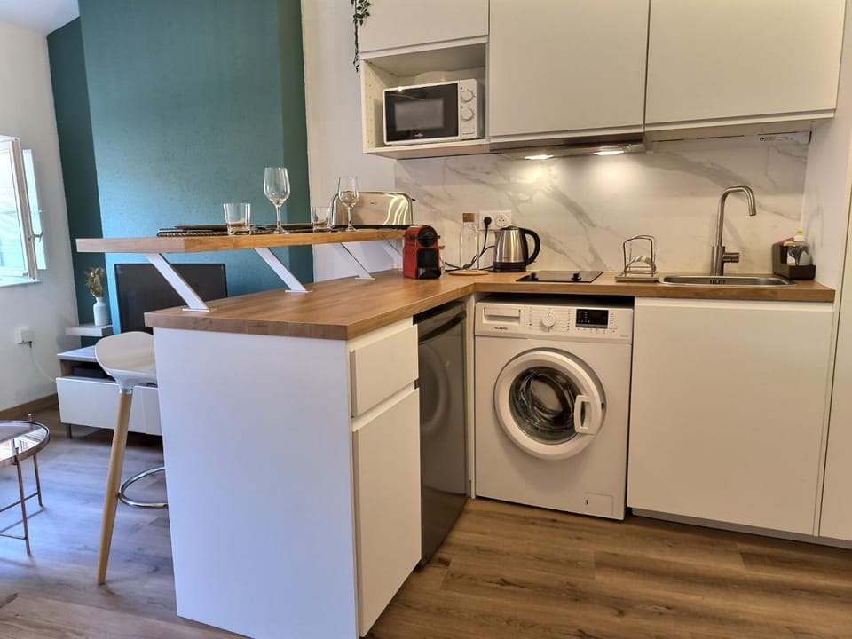 Coffee/tea facilities, Kitchen or kitchenette, Dining area, minibar, toaster, washing machine