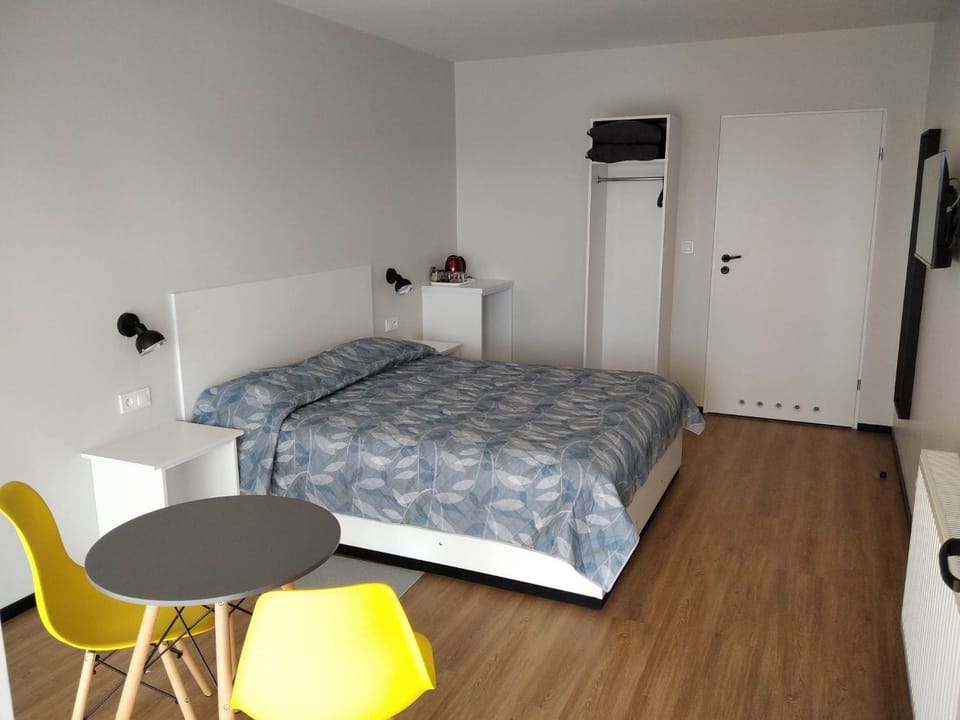 Bed, TV and multimedia, Photo of the whole room, Seating area, Bedroom, wardrobe