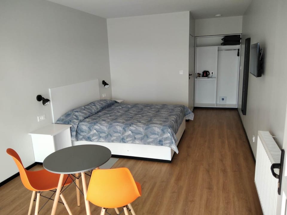 Bed, TV and multimedia, Photo of the whole room, Bedroom, wardrobe