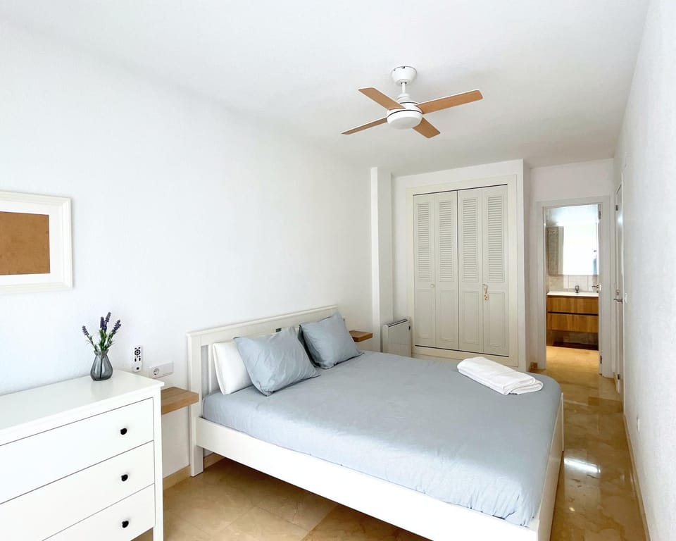 Bed, Photo of the whole room, Bedroom, fireplace, wardrobe