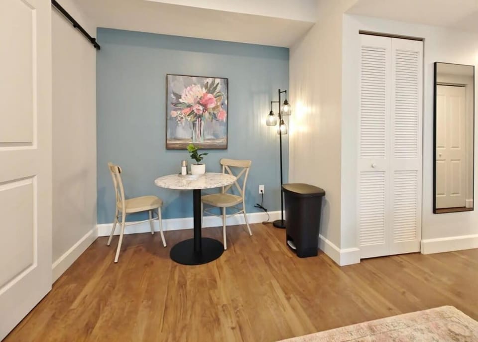 Fun Cozy Apts - 1 25 Mile Walk to TIAA Bnk Fld Apartment in Jacksonville