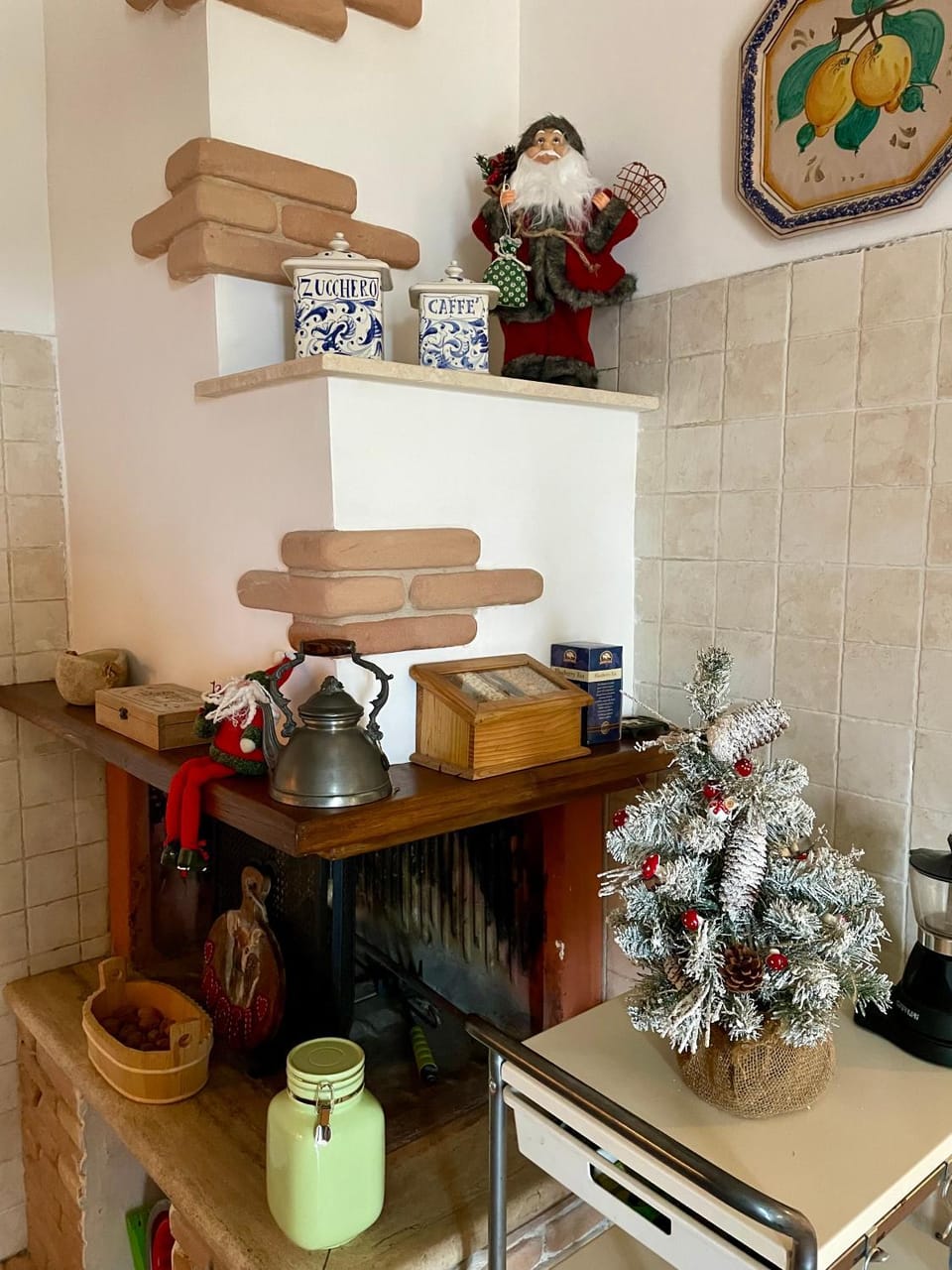Kitchen or kitchenette, Decorative detail, fireplace