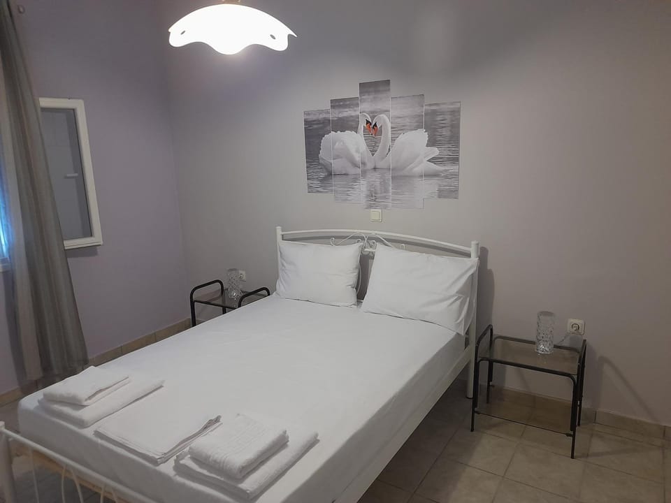 Bed, Bedroom, towels