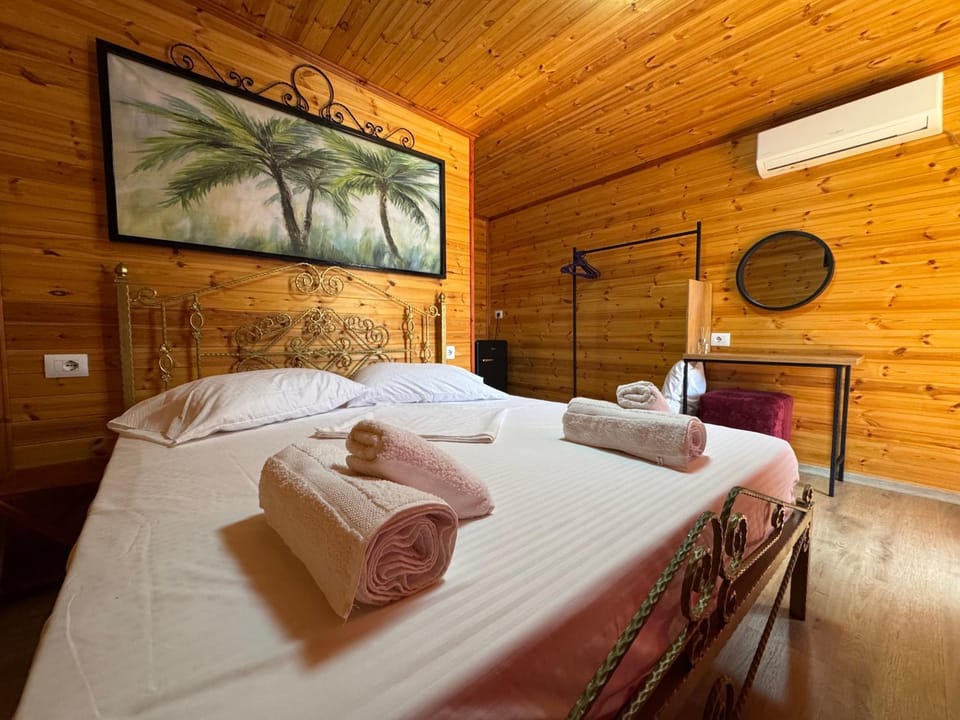 Bed, TV and multimedia, Photo of the whole room, Bedroom, towels, air conditioner