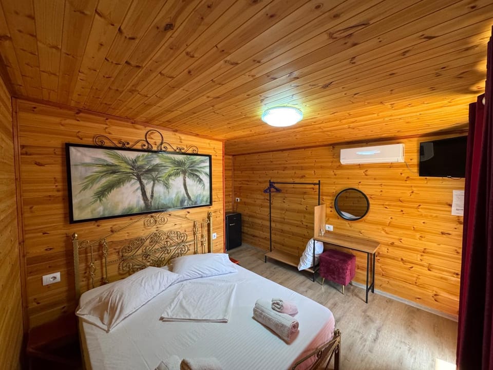 Communal lounge/ TV room, Bed, TV and multimedia, Photo of the whole room, Evening entertainment, Bedroom, air conditioner