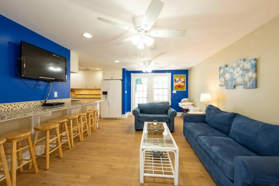 Just steps to Duval- Sleeps 10- Heated Pool House House in Key West