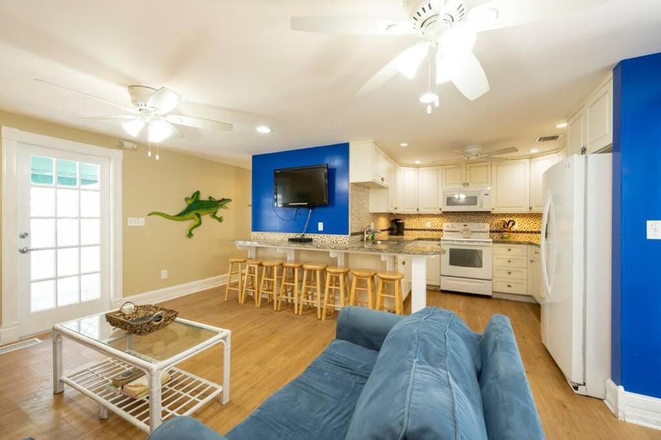 Just steps to Duval- Sleeps 10- Heated Pool House House in Key West