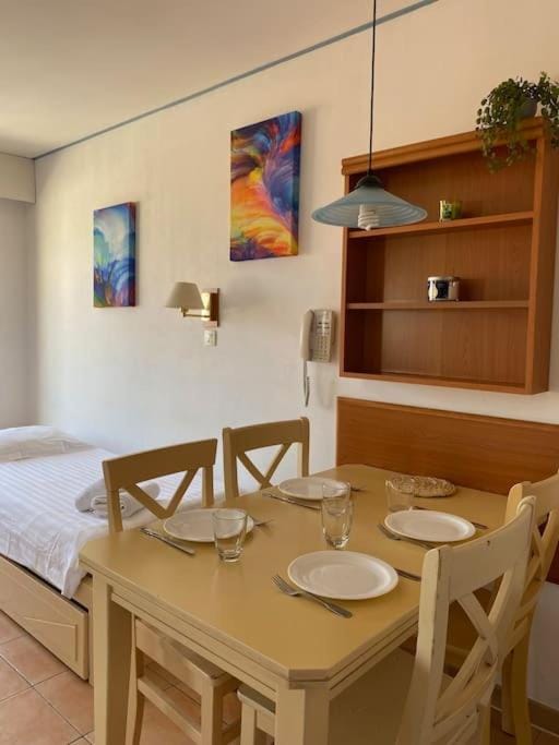 Joli 2 pièces vue mer Parking Clim 50m plage Apartment in Menton