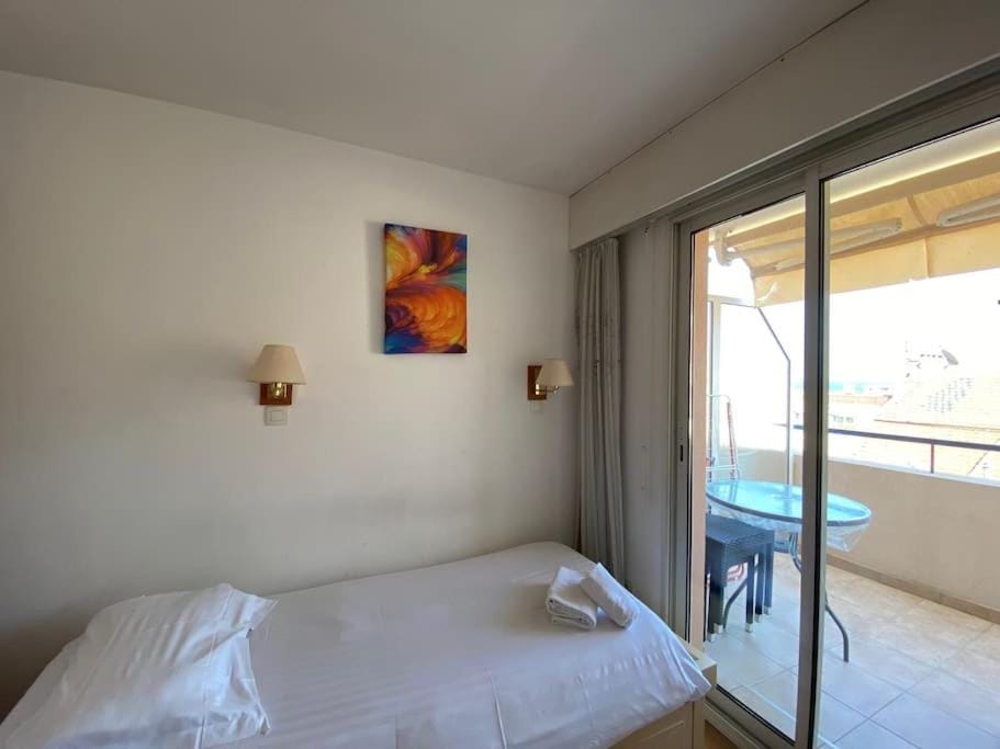 Joli 2 pièces vue mer Parking Clim 50m plage Apartment in Menton