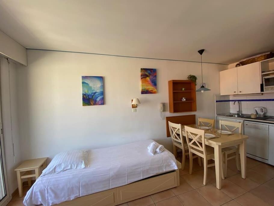 Joli 2 pièces vue mer Parking Clim 50m plage Apartment in Menton