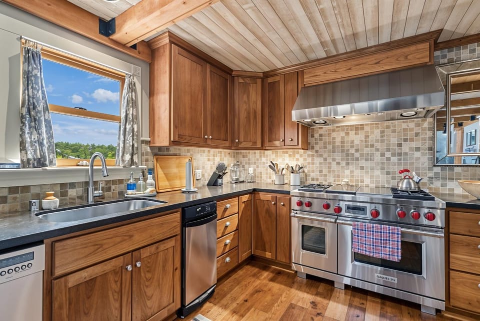 Marina Beach Lodge - Lakefront Home on Beach! home House in Groveland