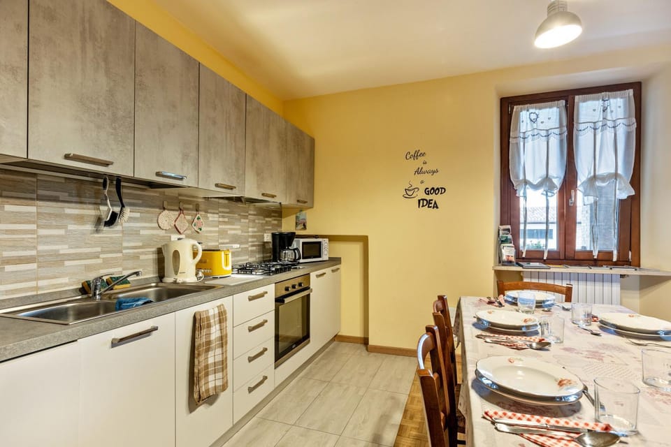 Property building, Kitchen or kitchenette, Living room