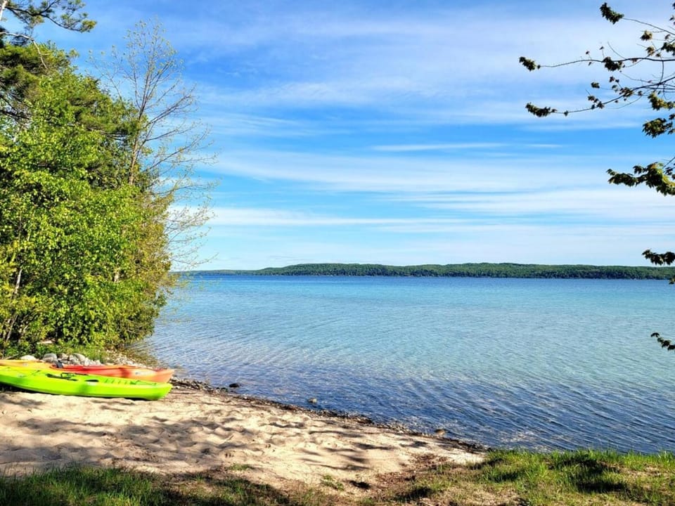 Lake Escape - Private Lakefront with Kayaks! House in Lake Township