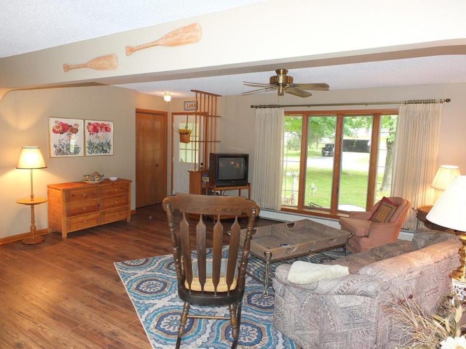 The Maple Cottage - Walk to Beach & Lake Michigan House in Frankfort