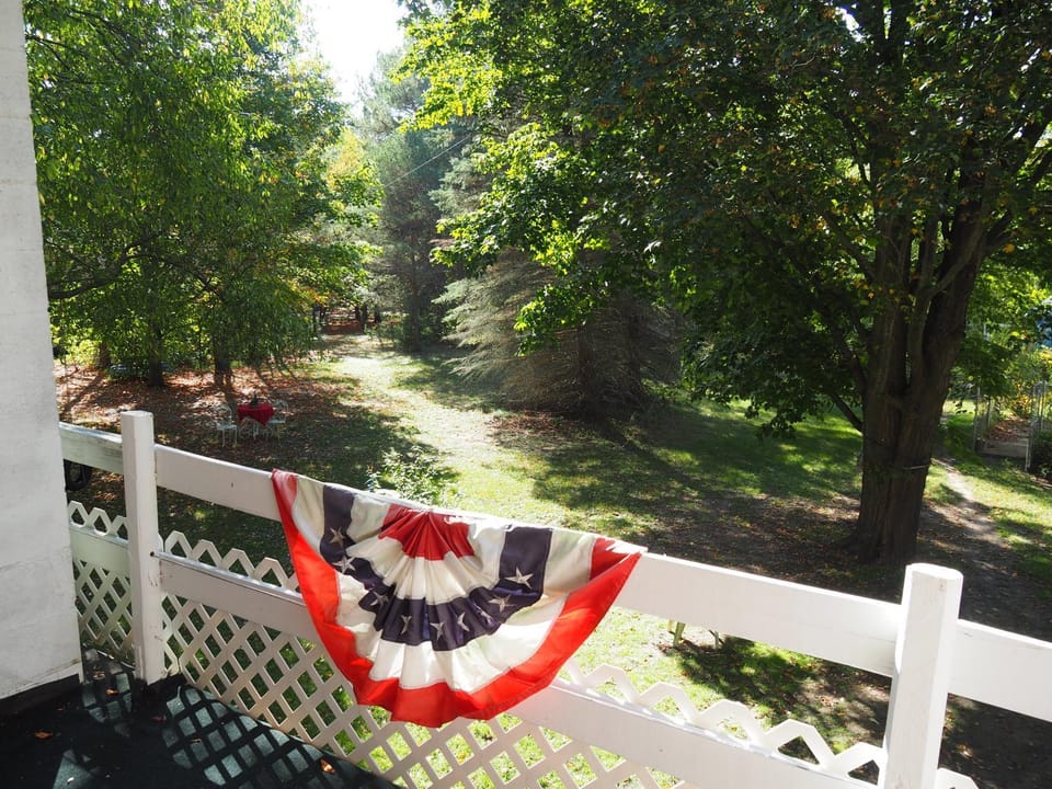 Emanuel - Cute Upstairs Apt AC Great Location Apartment in Sleeping Bear Dunes