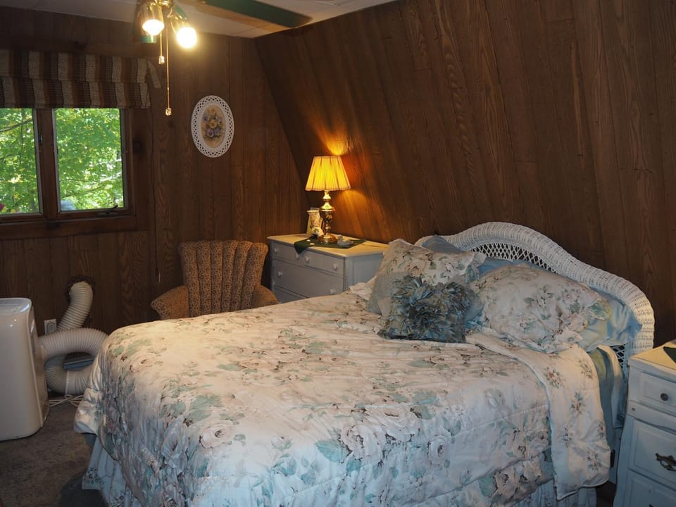Emanuel - Cute Upstairs Apt AC Great Location Apartment in Sleeping Bear Dunes
