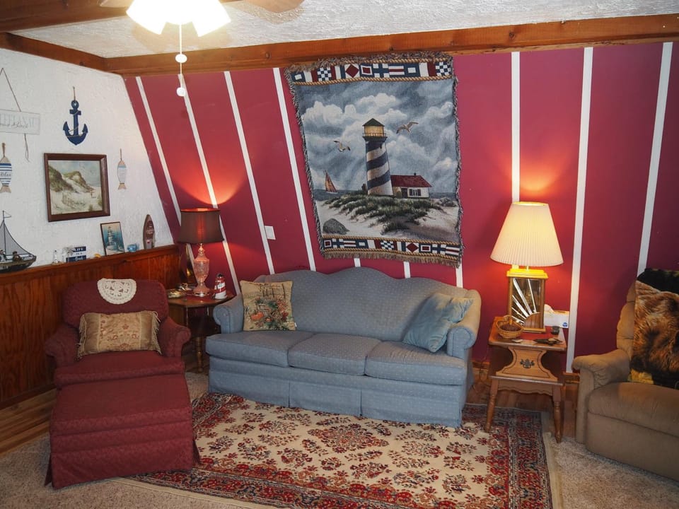 Emanuel - Cute Upstairs Apt AC Great Location Apartment in Sleeping Bear Dunes