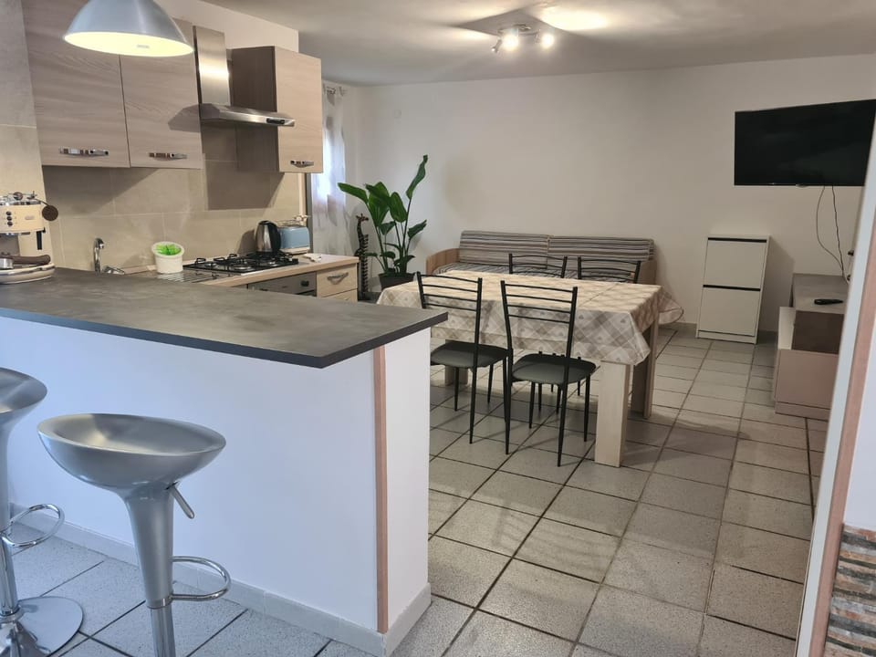 TV and multimedia, Kitchen or kitchenette, Living room, Dining area, stove