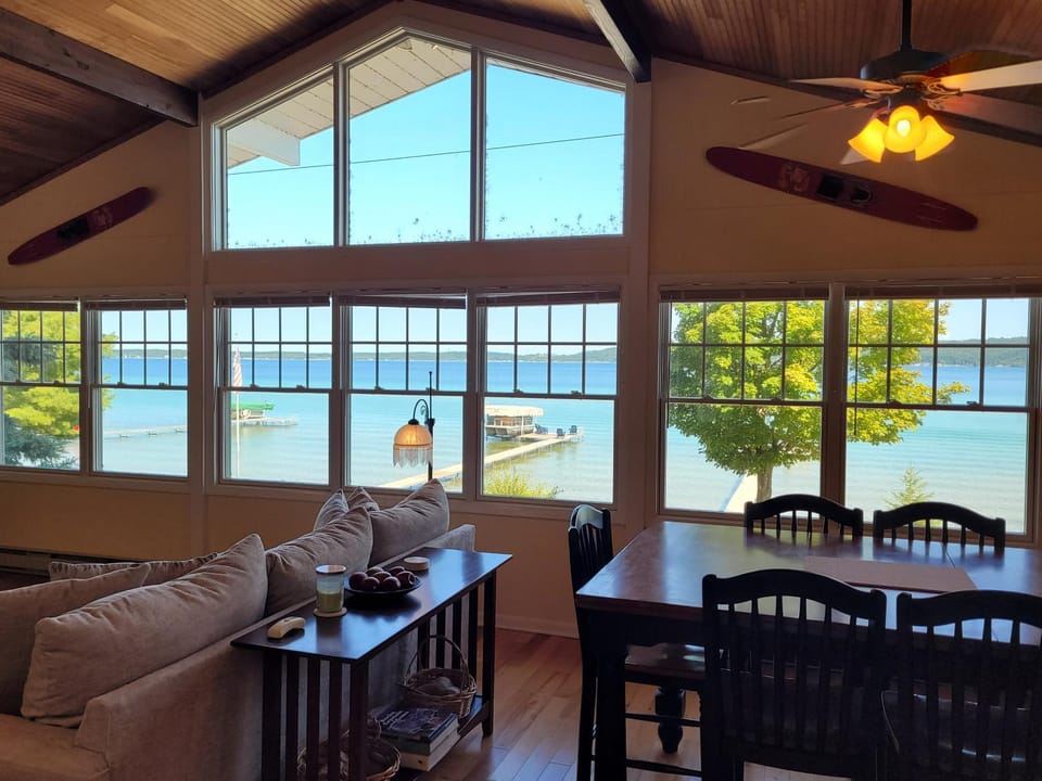 Trader Scott's - Lakefront and Gorgeous! House in Crystal Lake