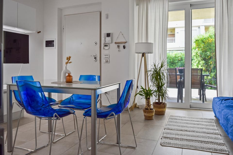 Day, Living room, Seating area