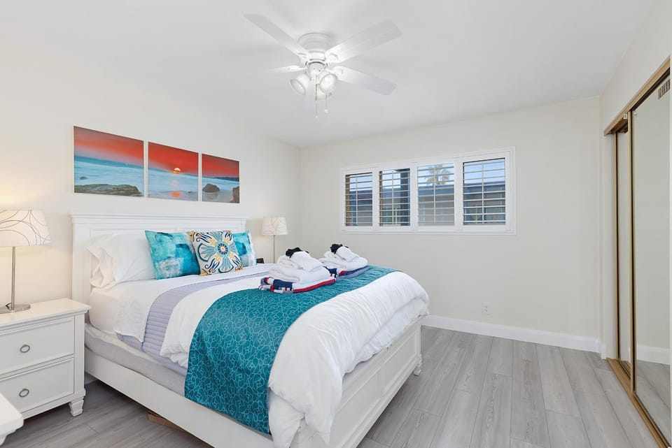303B Perfect Location Beach Across the Street - Walk to Shops Dining - Harbor Views House in Oceanside