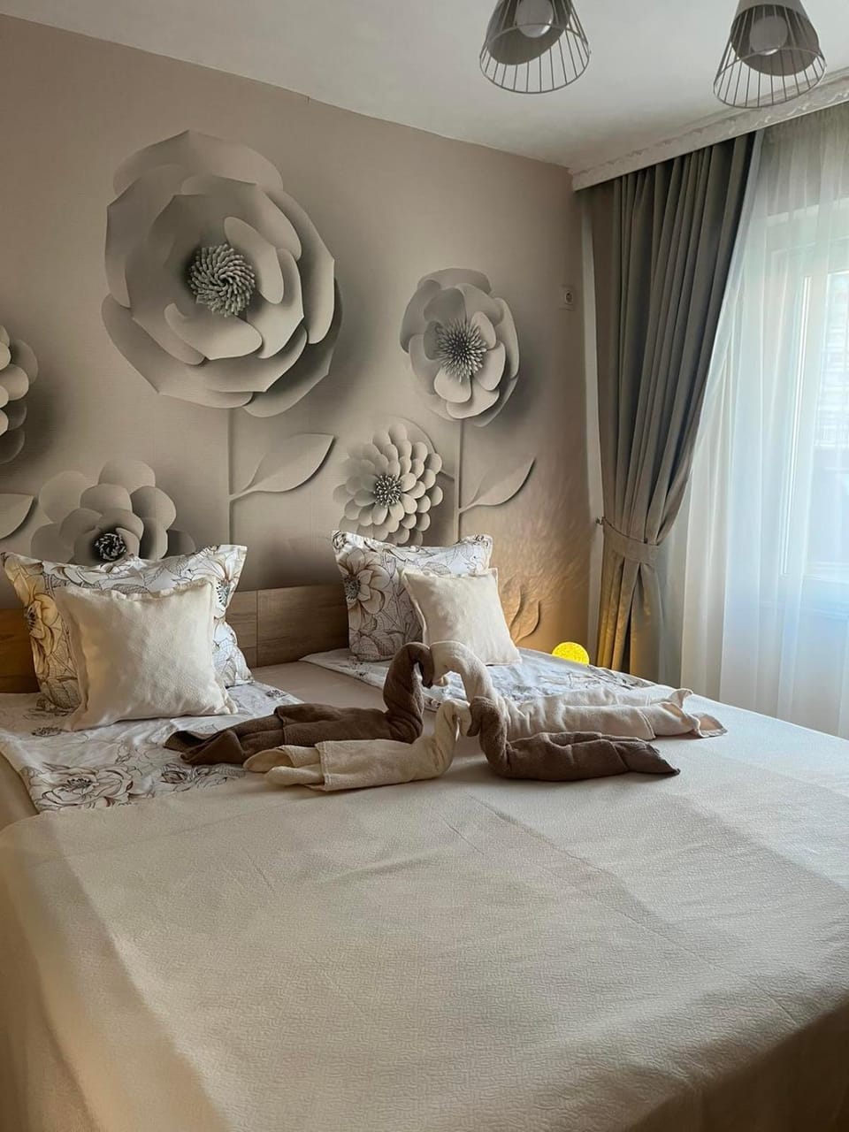 Bed, Photo of the whole room, Decorative detail, Bedroom, towels