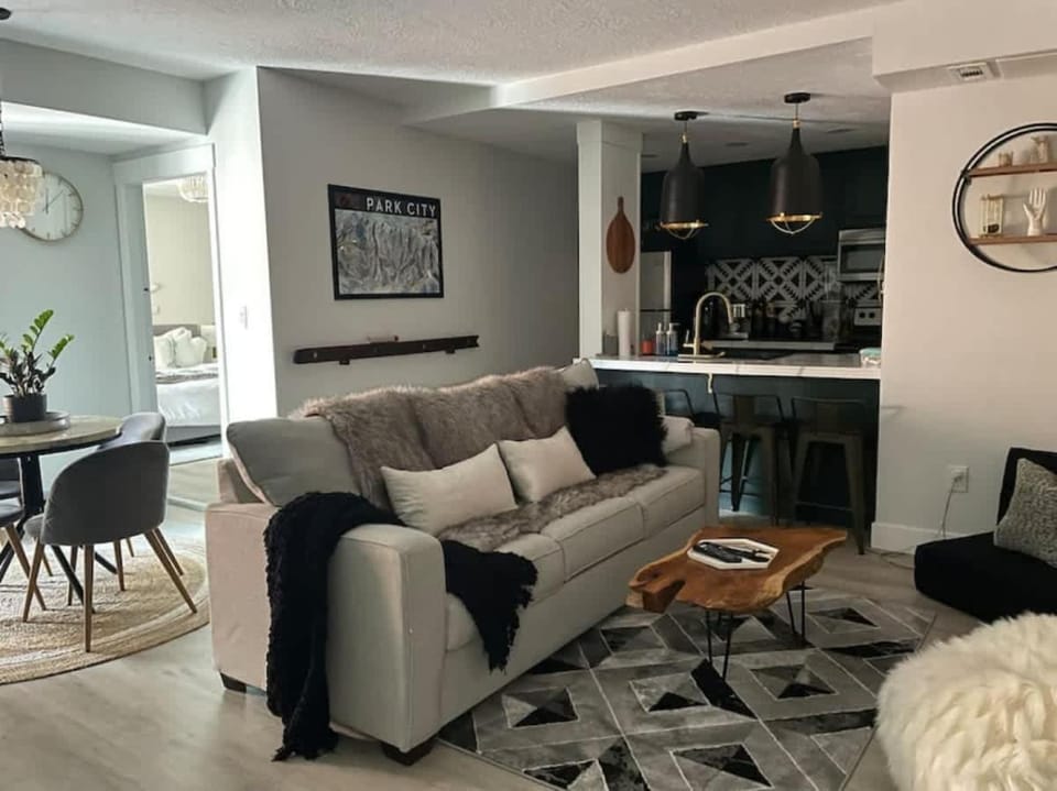 2 Bd/3 Ba, Luxury Ski-in Ski Out Condo - Sleeps 10 House in Park City