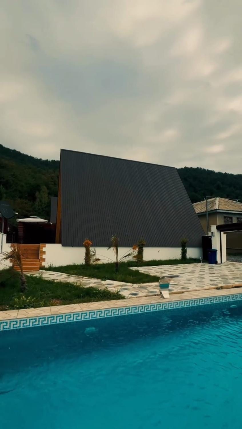 Property building, Day, Natural landscape, Mountain view, Pool view, Swimming pool, sunbed