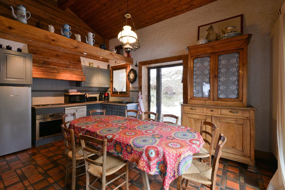 Property building, Kitchen or kitchenette, Living room