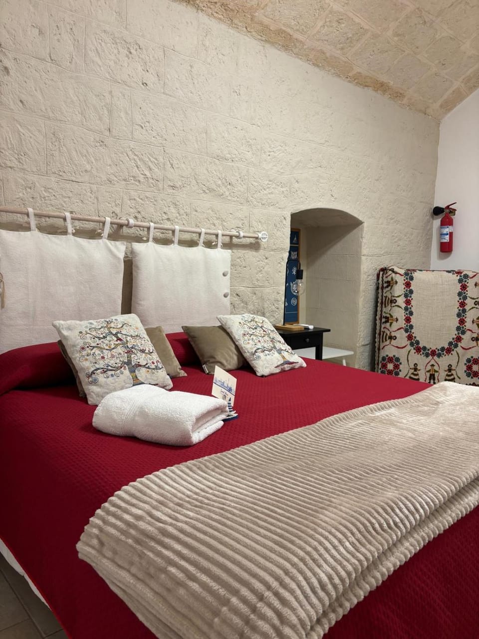 Bed, Bedroom, towels, towels