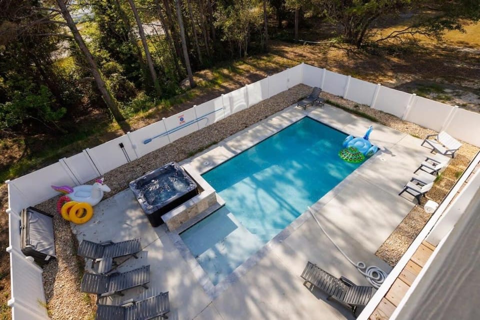 Aurora 6 BR Elevator Theater Rec Room Pool & Hot House in Corolla
