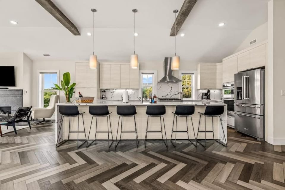 Aurora 6 BR Elevator Theater Rec Room Pool & Hot House in Corolla