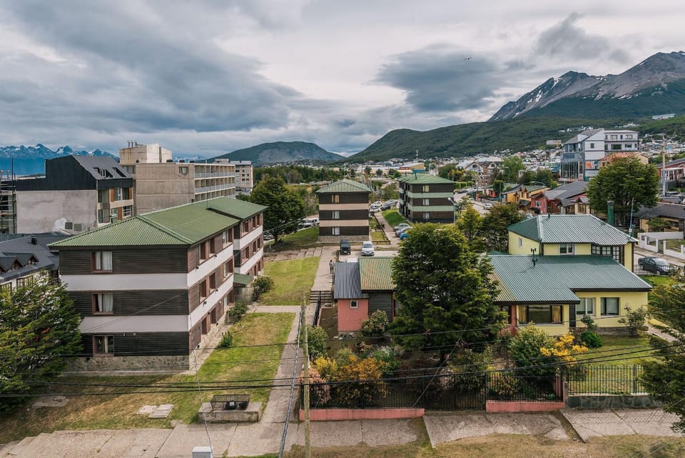 Property building, Nearby landmark, Spring, Day, Neighbourhood, Natural landscape, Bird's eye view, City view, Mountain view, Street view, Location