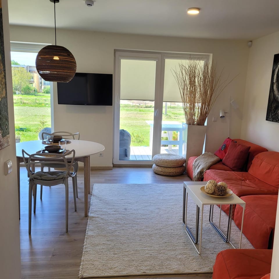 Communal lounge/ TV room, TV and multimedia, Living room, Seating area, Dining area