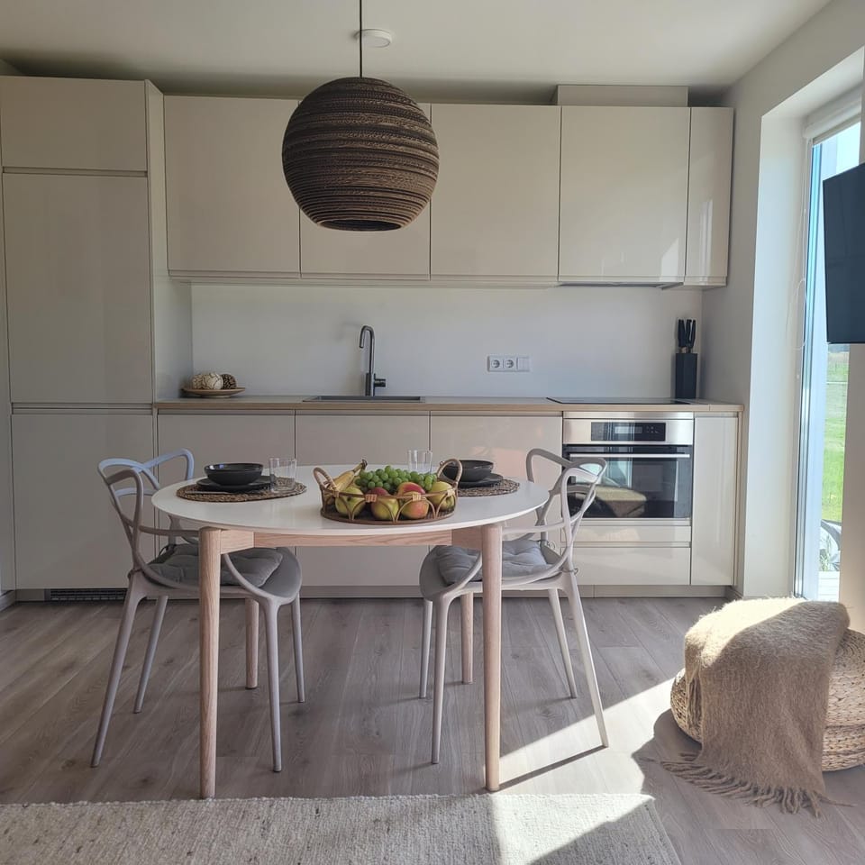 Kitchen or kitchenette, Dining area