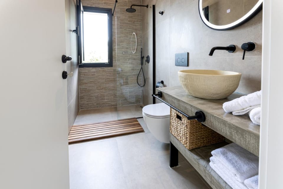 Shower, Toilet, Bed, Bathroom, towels