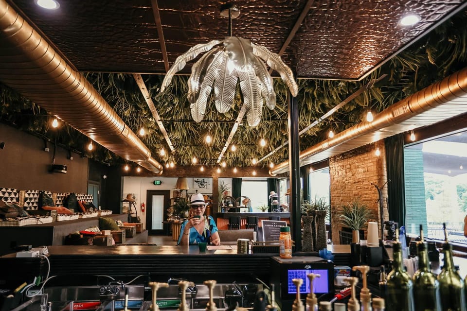 Restaurant/places to eat, Lounge or bar