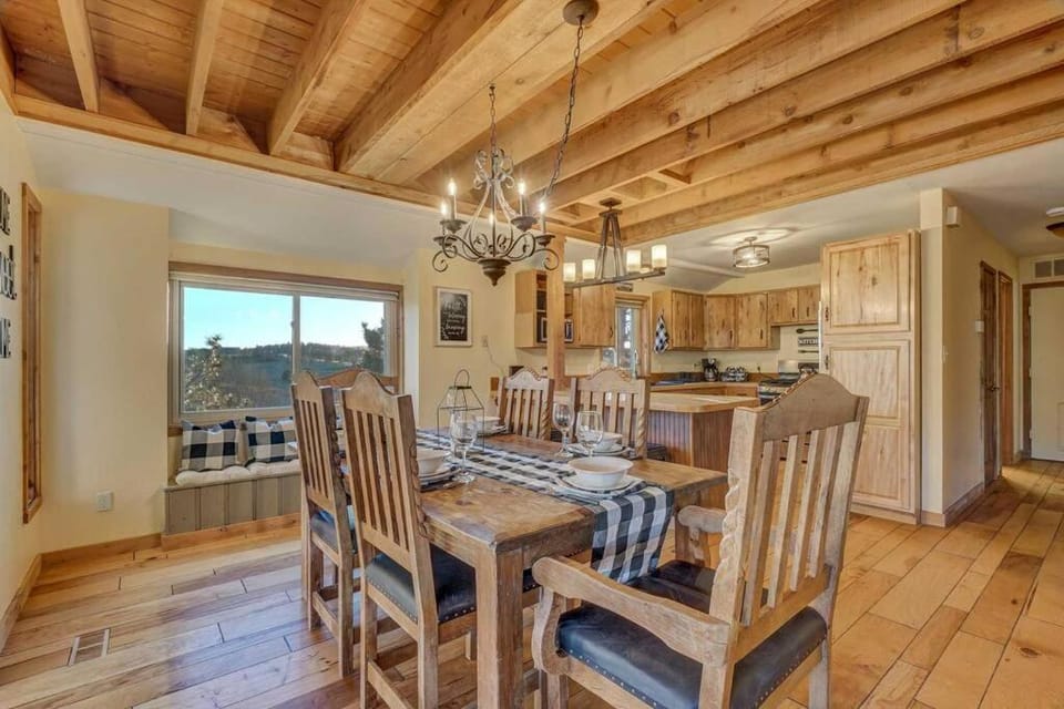 4Bdrm Cabin Retreat Mtn Views Family Gathering! Cabin in Woodland Park