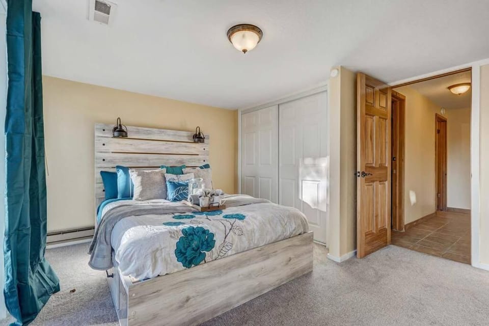 4Bdrm Cabin Retreat Mtn Views Family Gathering! Cabin in Woodland Park