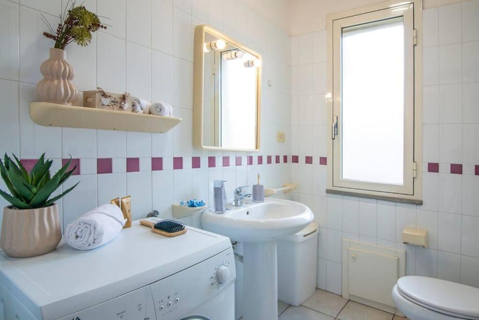 Toilet, Bathroom, bidet, towels