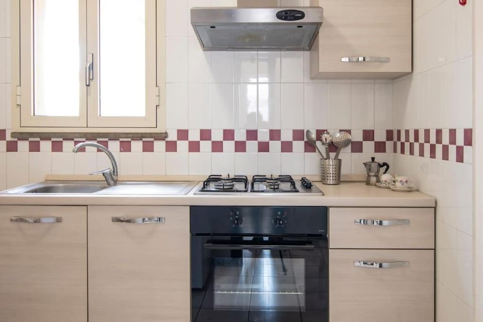 Kitchen or kitchenette, pet friendly, stove