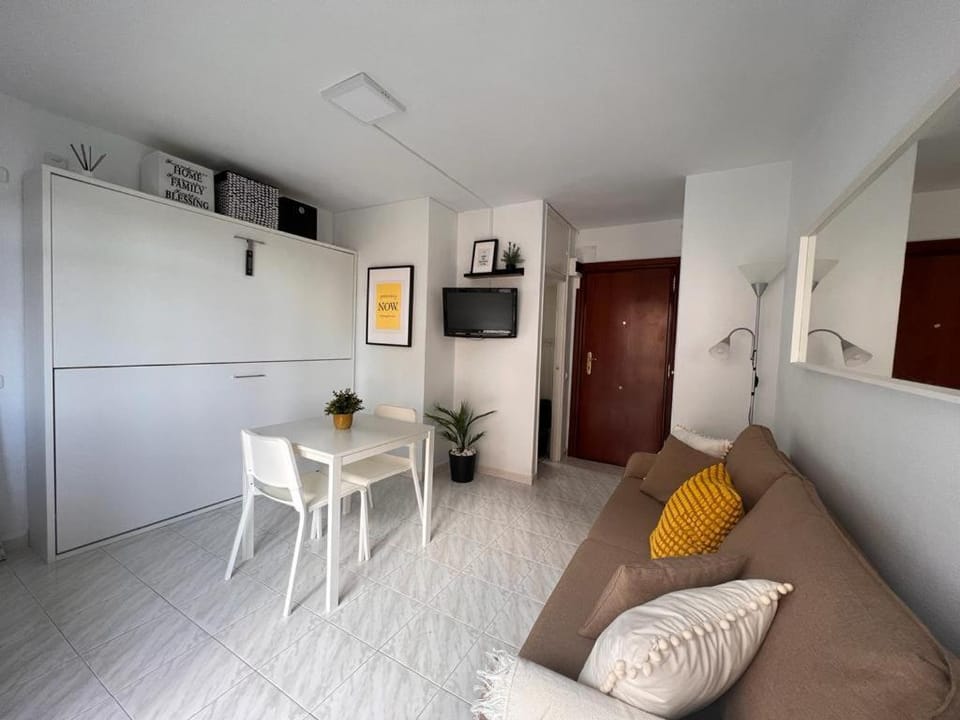 Bed, TV and multimedia, Photo of the whole room, Seating area, Dining area