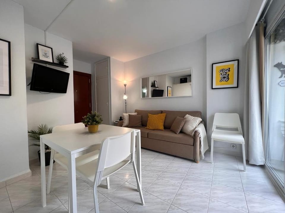TV and multimedia, Living room, Seating area, Dining area