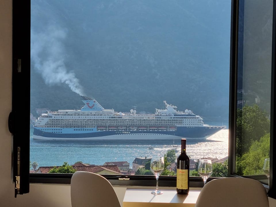 Mountain view, Sea view