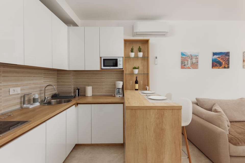 Coffee/tea facilities, Kitchen or kitchenette, Dining area, minibar, kitchen
