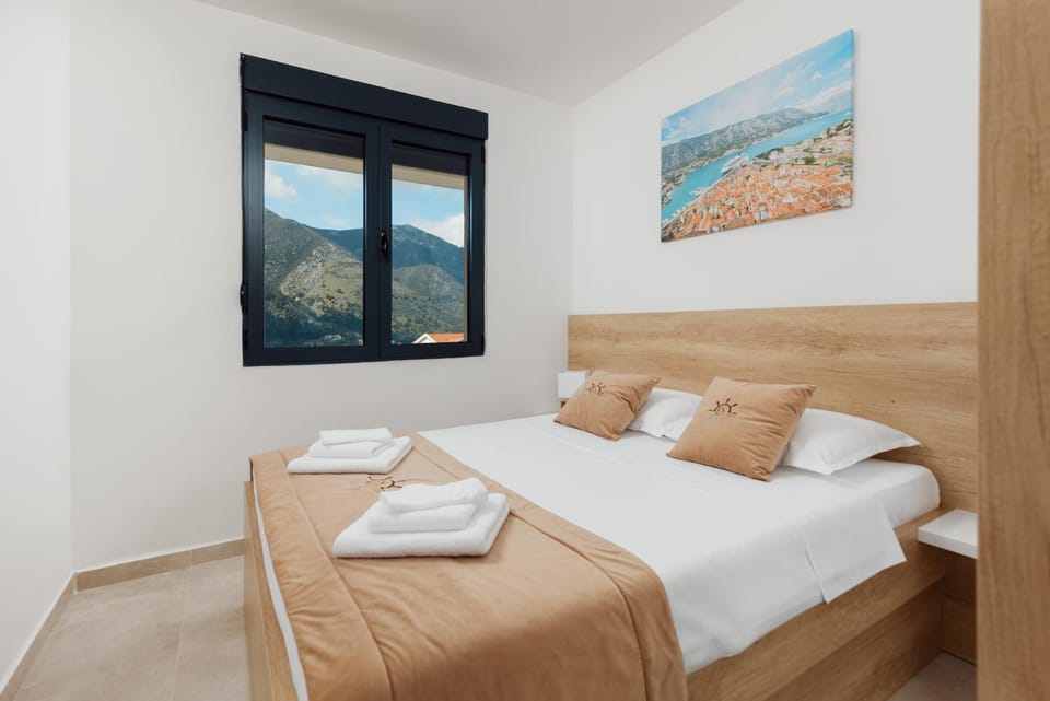 Bed, Bedroom, Mountain view, Sea view, towels