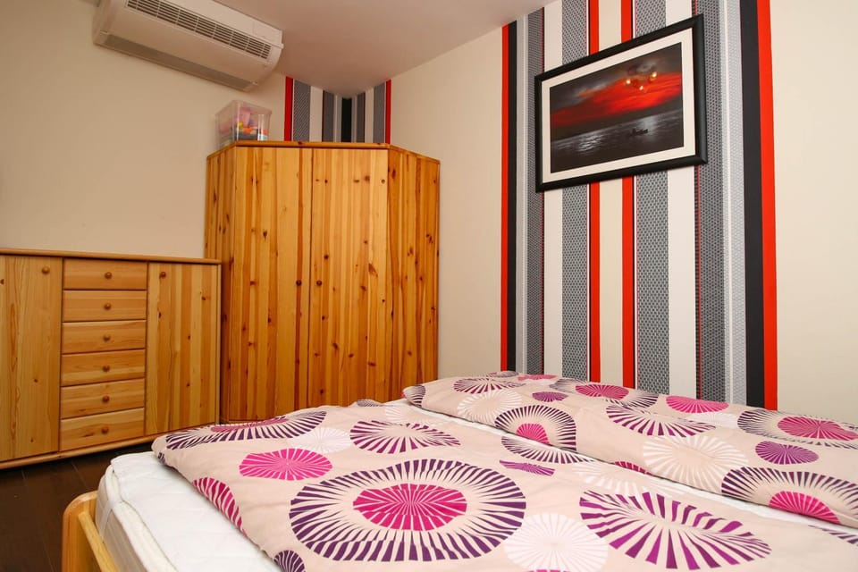Bed, Bedroom, wardrobe, air conditioner